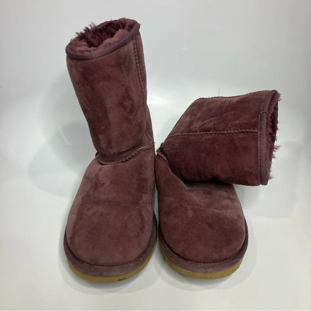 UGG Classic short boots in Aster‎ purple women’s size 8 suede sheepskin Sherpa